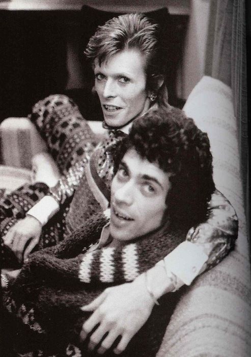 Geoff MacCormack and David Bowie relax backstage