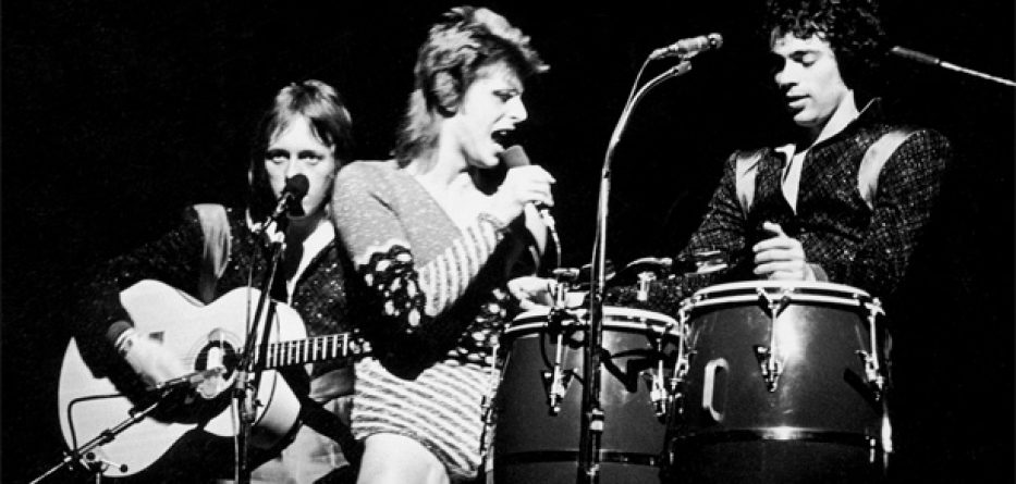 Geoff MacCormack on stage with David Bowie 1973