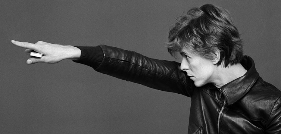 David Bowie & Iggy Pop photographed by Masayoshi Sukita: Pointing